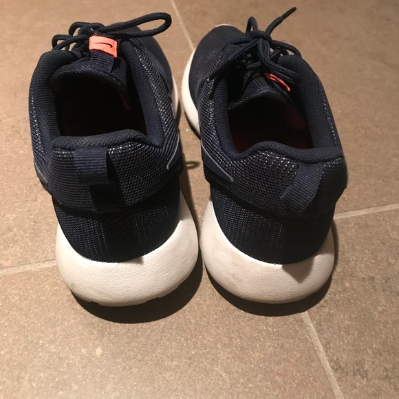 Navy Blue Nike Roshe’s - Picture 3 of 3